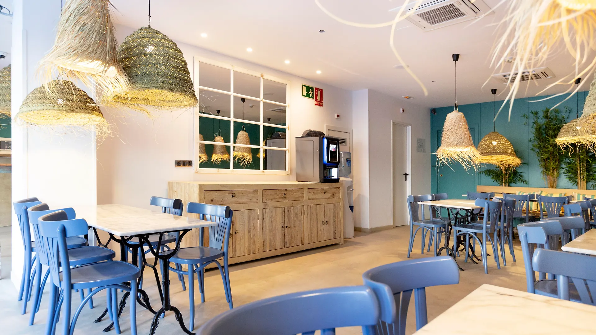 Yomo Hostal Bcn Port contacts